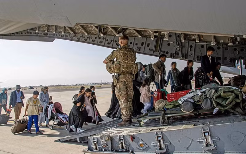 Máy bay quân sự chở công dân Anh và công dân hai quốc tịch sống tại Afghanistan rời khỏi sân bay Kabul, ngày 16/8. (Ảnh: Reuters)