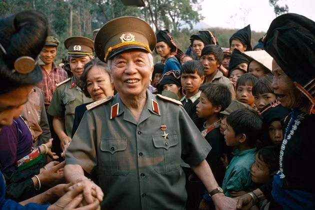 Đồng bào các dân tộc tại xã Mường Phăng, huyện Điện Biên đón Đại tướng Võ Nguyên Giáp trở lại khu Sở chỉ huy chiến dịch Điện Biên Phủ, năm 2004. (Ảnh tư liệu)