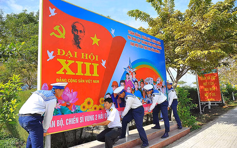 Các chiến sĩ Vùng 2 Hải quân trang trí, tuyên truyền về Đại hội XIII của Đảng.
