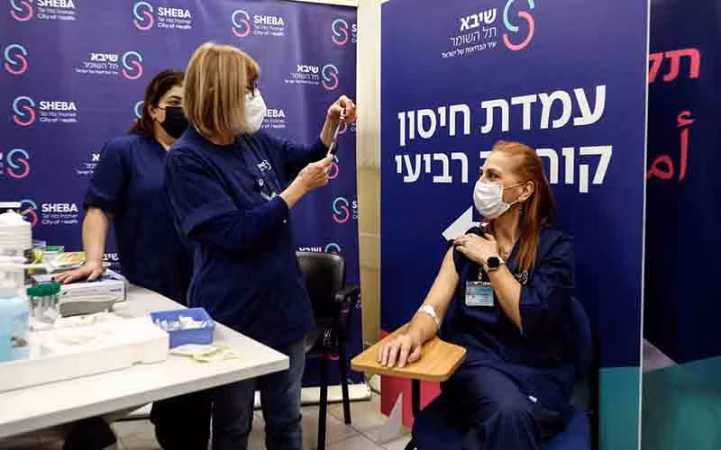 Nhân viên y tế tiêm mũi vaccine ngừa Covid-19 thứ tư trong cuộc thử nghiệm tại Israel, ngày 27/12/2021. (Ảnh: Reuters)