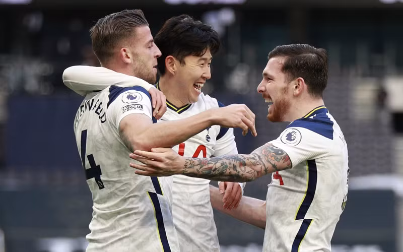 Son Heung-Min (giữa) và Alderweireld (trái) cùng ghi bàn cho Tottenham.