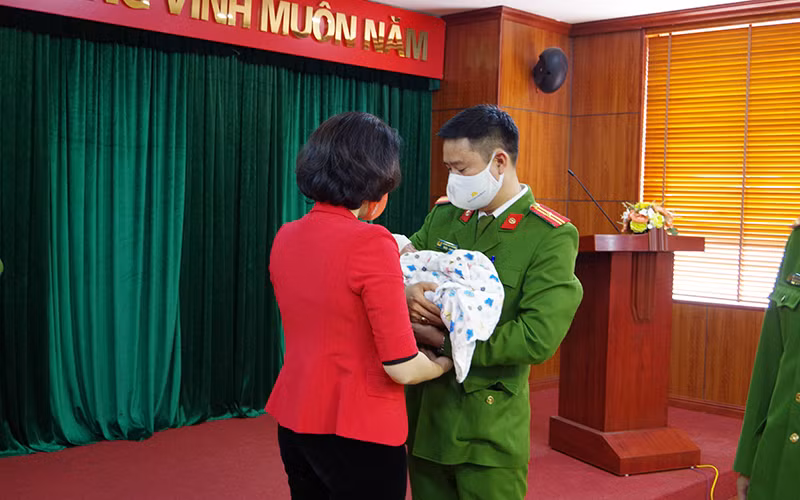 Cục Cảnh sát hình sự bàn giao trẻ sơ sinh trong Chuyên án giải cứu 5 trẻ sơ sinh hồi tháng 3 cho Trung tâm phụ nữ và phát triển thuộc Hội liên hiệp phụ nữ Việt Nam.