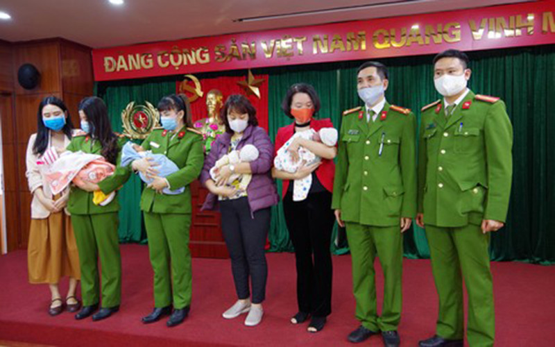 Đại diện Cục Cảnh sát hình sự bàn giao các cháu bé cho Trung tâm phụ nữ và phát triển thuộc Hội Liên hiệp Phụ nữ Việt Nam để quản lý, chăm sóc bảo đảm các chính sách cho phụ nữ, trẻ em. Mua bán người dưới 16 tuổi có thể bị phạt tù tới chung thân -0