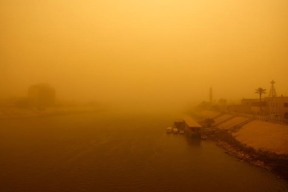 Cát bụi bao phủ bầu trời trên sông Tigris. Theo Bộ Y tế Iraq, hơn 1.000 người đã nhập viện do gặp phải các vấn đề hô hấp. Bão cát Iraq -3