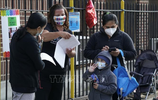 Học sinh tới trường học tại New York, Mỹ. (Ảnh tư liệu: AFP/TTXVN)