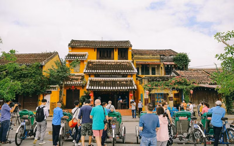 Khách quốc tế đến Hội An. 