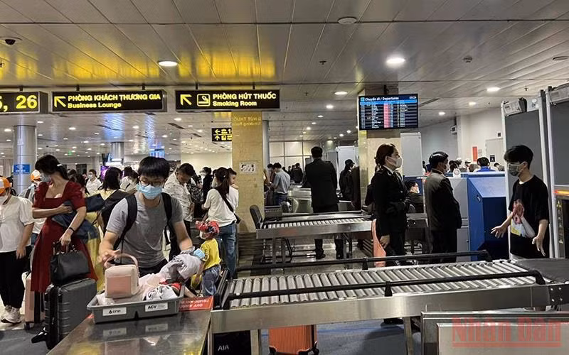 Hai sân bay Nội Bài và Tân Sơn Nhất đón hơn 160 nghìn khách -0