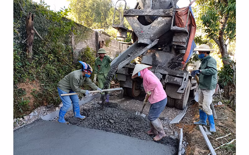 Người dân xã Bình Văn, huyện Chợ Mới làm đường giao thông nông thôn.