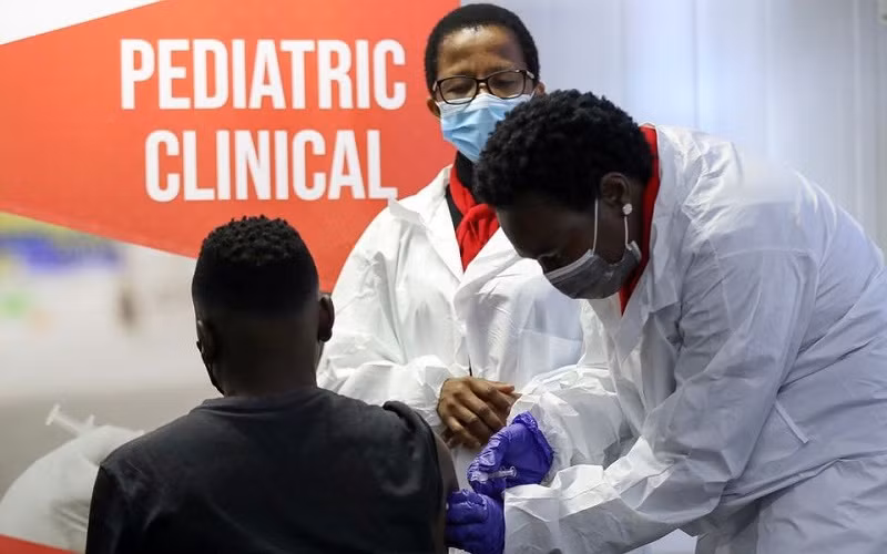 Tiêm vaccine phòng Covid-19 cho trẻ em và thanh thiếu niên ở Pretoria, Nam Phi, ngày 10/9/2021. (Ảnh: Reuters)