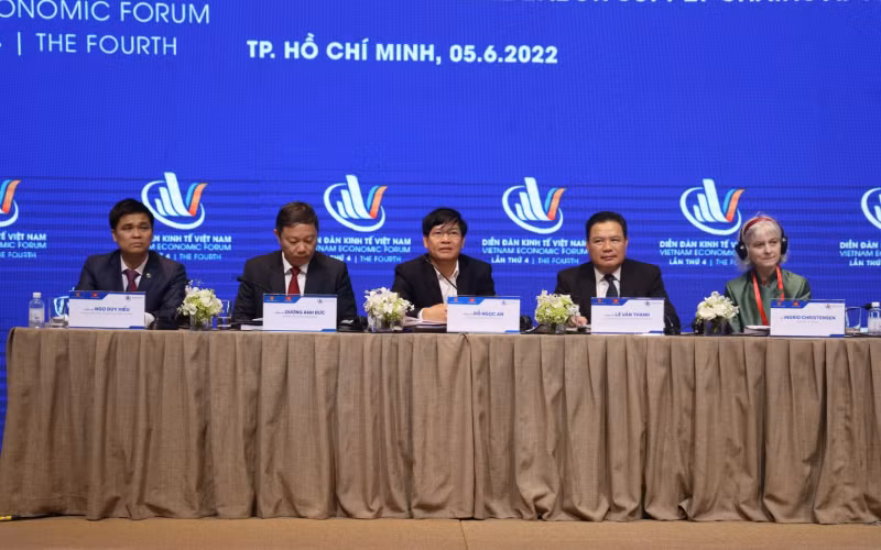 Đoàn chủ tọa Hội thảo. (Nguồn: kinhtetrunguong.vn)