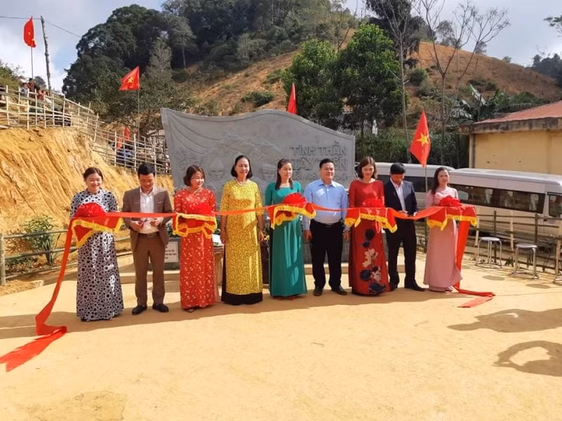 Đại diện Ban liên lạc Cựu chiến binh Tây Tiến và lãnh đạo huyện Mường Lát (Thanh Hóa) cắt băng khánh thành công trình Bia lưu niệm Tây Tiến.