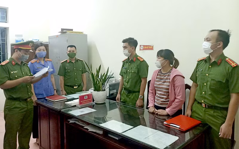 Đối tượng Cao Thị Hoài (thứ 2 từ phải sang) bị khởi tố về hành vi “Lừa đảo chiếm đoạt tài sản”.