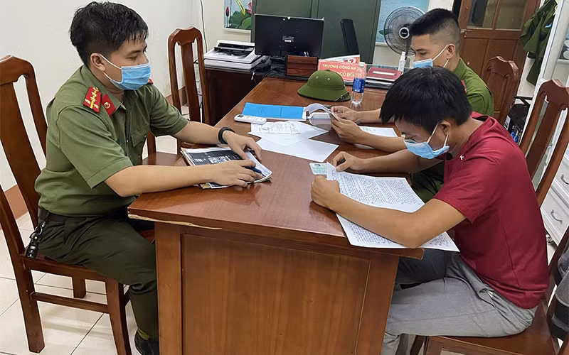 Công an huyện Bố Trạch (Quảng Bình) làm việc với ông L.Q.D.