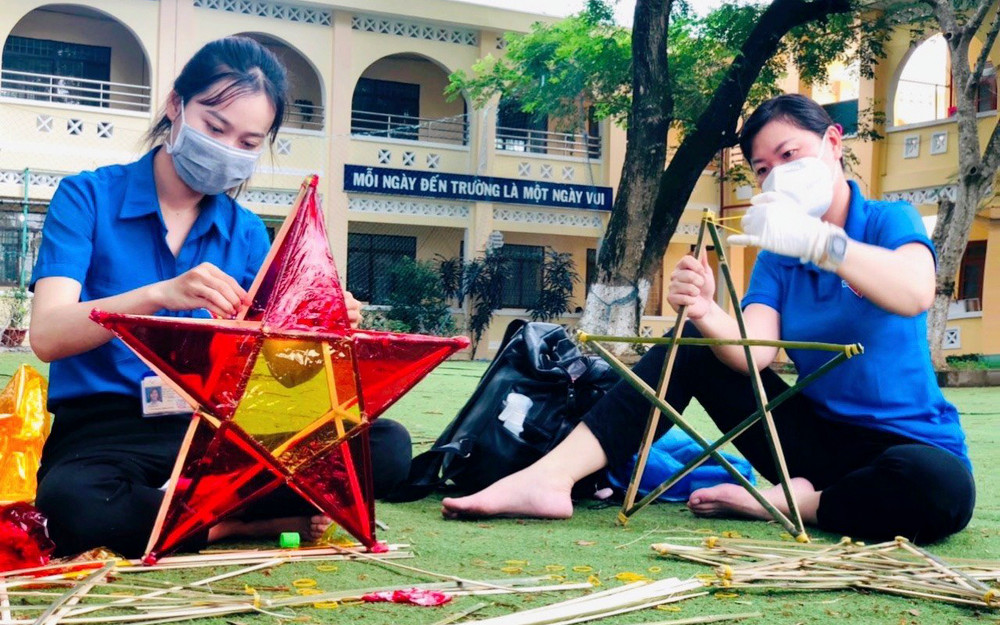 Các bạn đoàn viên Thành đoàn Sa Đéc làm lồng đèn trung thu tặng thiếu nhi khu cách ly. Ấm áp Trung thu trong những ngày giãn cách ở Đồng Tháp -0