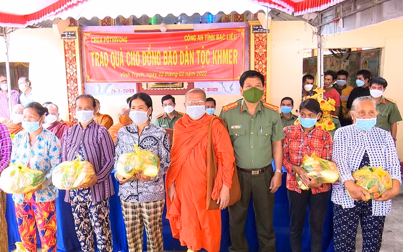 Lãnh đạo Công an tỉnh Bạc Liêu và Thượng tọa Phương Văn Thanh, Phó Trụ trì Chùa Cù Lao tặng quà cho bà con dân tộc Khmer trong tỉnh. 