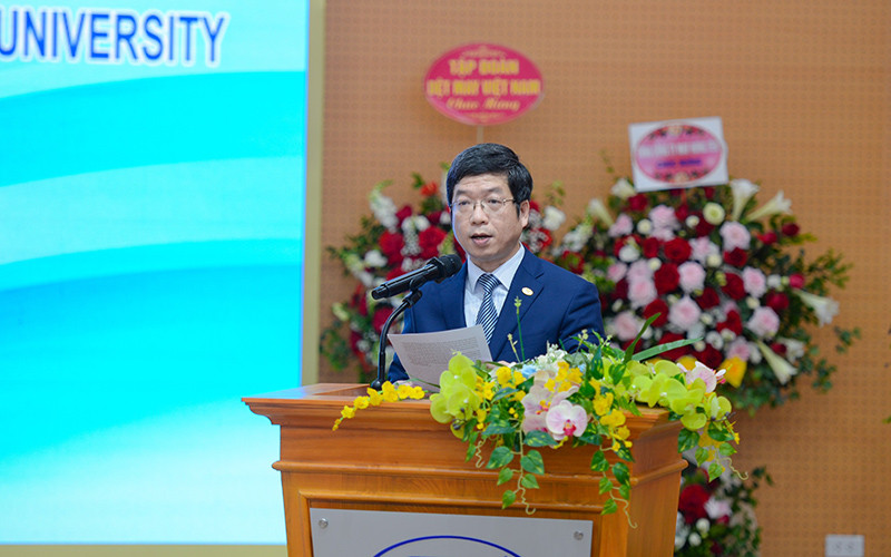 Tiến sĩ Hoàng Xuân Hiệp, Hiệu trưởng HTU phát biểu tại buổi lễ. Nâng cao chất lượng đào tạo nhân lực cho ngành dệt may Việt Nam -0
