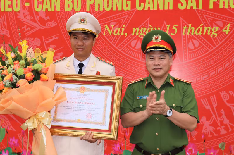 Thứ trưởng Công an Nguyễn Văn Long trao Huân chương Dũng cảm cho Đại úy Thái Ngô Hiếu.