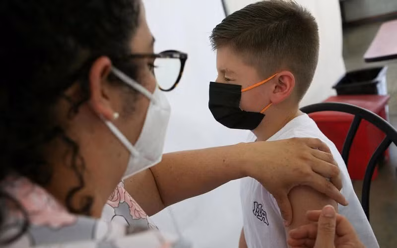 Tiêm vaccine ngừa Covid-19 của Pfizer/BioNTech cho trẻ em ở San Jose, Costa Rica ngày 23/2/2022. (Ảnh: Reuters)