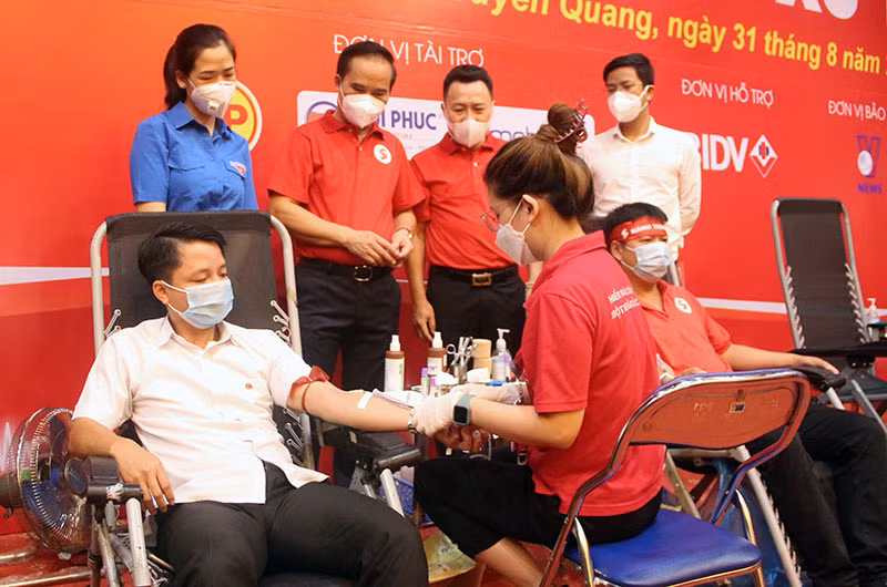 Cán bộ, công chức tỉnh Tuyên Quang tham gia hiến máu tình nguyện.