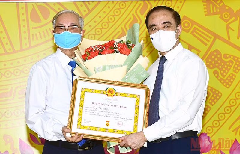Đồng chí Chẩu Văn Lâm, Bí thư Tỉnh ủy Tuyên Quang (bên phải ảnh) trao tặng Huy hiệu 55 tuổi Đảng cho đồng chí Ngụy Văn Thận, nguyên Phó Bí thư Thường trực Tỉnh ủy Tuyên Quang.