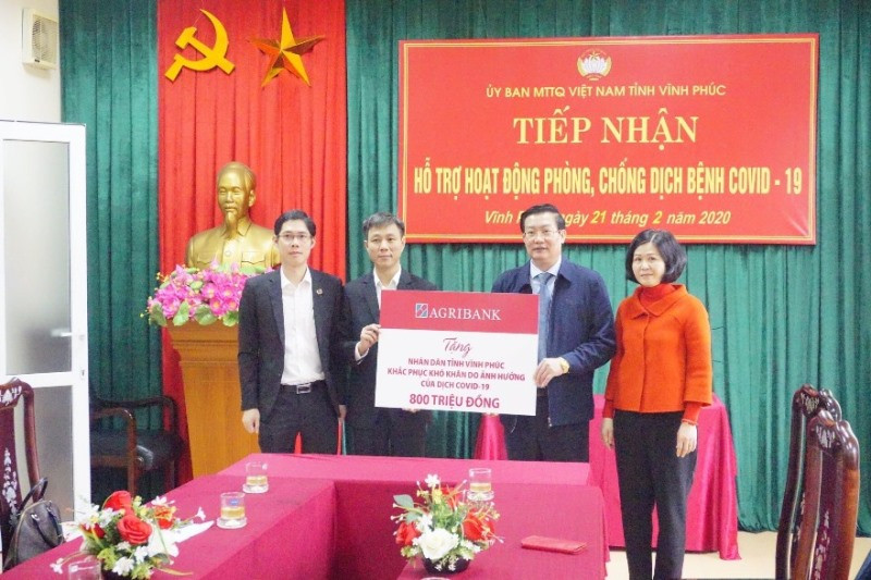 Agribank Vĩnh Phúc hỗ trợ kinh phí cho tỉnh Vĩnh Phúc chống dịch Covid-19.