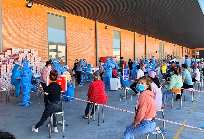 Tổ chức xét nghiệm Covid-19 cho công nhân Khu công nghiệp VSIP Quảng Ngãi.