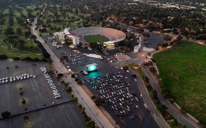 Bãi chiếu phim Tribeca phục vụ khách ngồi trong ô-tô tại sân vận động Rose Bowl, bang California dịp Quốc khánh. (Ảnh: AP) Người Mỹ đón Quốc khánh giữa tâm dịch Covid-19 -0