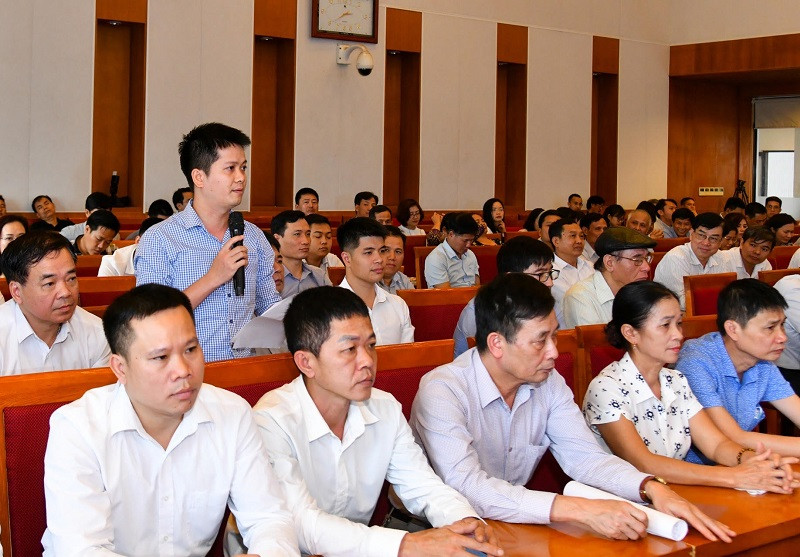 Đại diện cử tri quận Hà Đông phát biểu ý kiến tại hội nghị. Bí thư Thành uỷ Hà Nội Vương Đình Huệ tiếp xúc cử tri tại quận Hà Đông -0