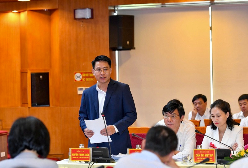 Bí thư Quận ủy Hà Đông Nguyễn Thanh Xuân báo cáo tại buổi làm việc. Xây dựng quận Hà Đông trở thành trung tâm thương mại, du lịch và dịch vụ của Thủ đô -0