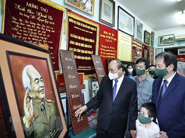 Chủ tịch nước Nguyễn Xuân Phúc tham quan phòng truyền thống Đại tướng Võ Nguyên Giáp. (Ảnh: TTXVN) Chủ tịch nước Nguyễn Xuân Phúc dâng hương tưởng niệm Đại tướng Võ Nguyên Giáp -0