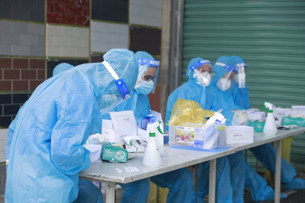 Truy tìm F0 tại 11 phường thực hiện 'khóa chặt' ở Bình Dương -1