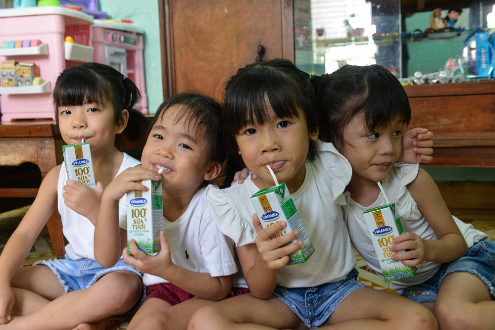 Các em sẽ được uống sữa miễn phí liên tiếp trong ba tháng nhằm tăng cường chế độ dinh dưỡng, hỗ trợ nâng cao sức khỏe và sức đề kháng. Tại khu vực miền Nam, năm 2020, ngoài TP Hồ Chí Minh, Quỹ sữa Vươn cao Việt Nam còn hỗ trợ sữa cho trẻ em các tỉnh, thành khác như Bến Tre, Trà Vinh, Tây Ninh, Bạc Liêu… Quỹ sữa vươn cao Việt Nam tiếp tục hành trình kết nối yêu thương tại TP Hồ Chí Minh -0