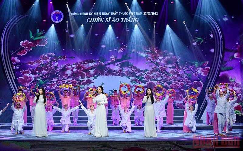 Chương trình ca nhạc ôn lại truyền thống và sự phát triển của ngành y tế từ ngày thành lập. (Ảnh: Trần Hải) Những “chiến sĩ áo trắng” luôn là hình ảnh đẹp về sự hy sinh, y đức, tấm lòng nhân ái -0