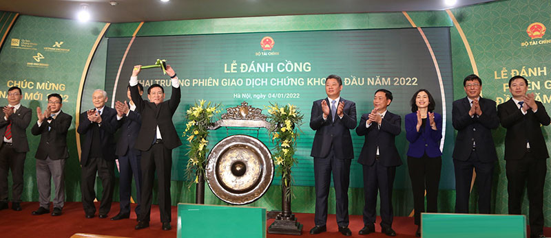 Bộ trưởng Tài chính Hồ Đức Phớc và các đại biểu thực hiện nghi thức đánh cồng. (Ảnh: HNX) “Tin tưởng thị trường chứng khoán sẽ tiếp tục giành thắng lợi” -0