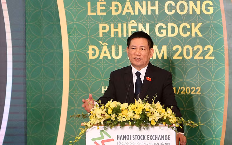 Bộ trưởng Tài chính Hồ Đức Phớc phát biểu tại Lễ đánh cồng khai trương phiên giao dịch chứng khoán đầu năm 2022. (Ảnh: HNX)