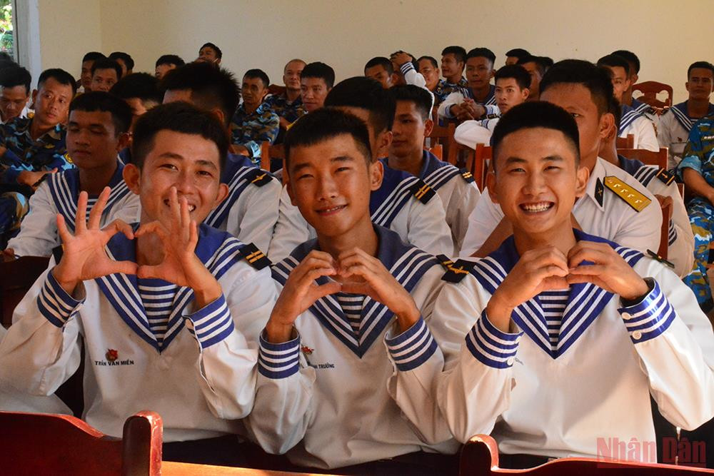 Các chiến sĩ đảo Song Tử Tây "thả tim" bày tỏ tình cảm với Đoàn công tác số 10. Đoàn công tác số 10 hoàn thành chuyến thăm, làm việc tại quần đảo Trường Sa -0