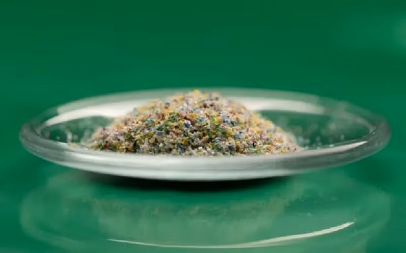 Kiểm tra trong phòng thí nghiệm cho thấy hạt vi nhựa gây tổn hại cho các tế bào của người. (Ảnh: The Guardian)