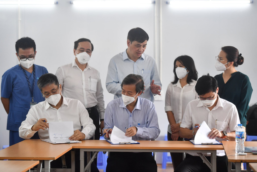 Bệnh viện Đại học Y Dược TP Hồ Chí Minh tiếp nhận bàn giao của Bệnh viện Việt Đức. Cuộc bàn giao lịch sử của tuyến đầu điều trị Covid-19 -0