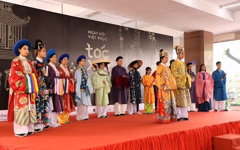 Sinh viên TP Hồ Chí Minh trình diễn cổ phục Việt trong ngày hội "Tóc xanh - Vạt áo". Ảnh: Tấn Ðồng