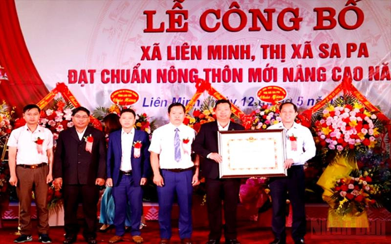 Trao Bằng công nhận đạt chuẩn nông thôn mới nâng cao cho Đảng bộ, chính quyền và nhân dân xã Liên Minh, thị xã Sa Pa, tỉnh Lào Cai.