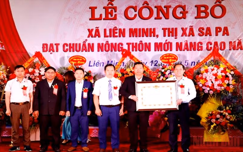 Trao Bằng công nhận đạt chuẩn nông thôn mới nâng cao cho Đảng bộ, chính quyền và nhân dân xã Liên Minh, thị xã Sa Pa, tỉnh Lào Cai.