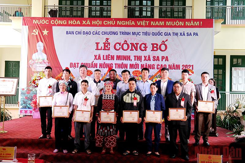 Khen thưởng những cá nhân có nhiều đóng góp trong xây dựng Nông thôn mới nâng cao ở xã Liên Minh, thị xã Sa Pa (Lào Cai). Xã vùng sâu đầu tiên của Sa Pa đạt chuẩn nông thôn mới nâng cao -0
