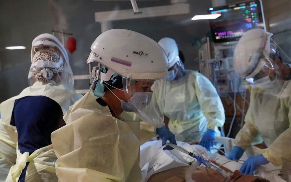 Điều trị bệnh nhân Covid-19 trong phòng chăm sóc đặc biệt (ICU) tại Bệnh viện Sarasota Memorial ở Sarasota, Florida, Mỹ. (Ảnh: REUTERS) Tình hình dịch Covid-19 tại Mỹ diễn biến tích cực -0