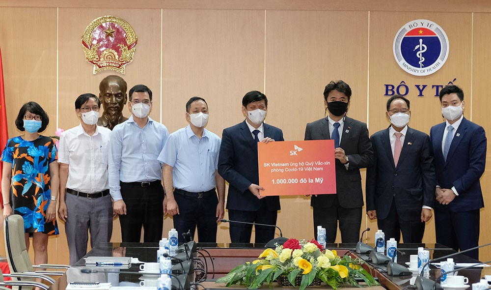 Bộ trưởng Bộ Y tế nhận ủng hộ một triệu USD vào Quỹ Vaccine phòng, chống Covid-19 của Tập đoàn SK Việt Nam sẽ hợp tác với Hàn Quốc trong lĩnh vực y tế -0