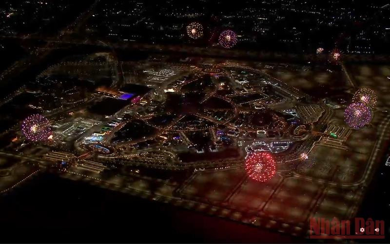 Màn pháo hoa tại Lễ khai mạc World Expo 2020 Dubai. (Ảnh chụp màn hình)