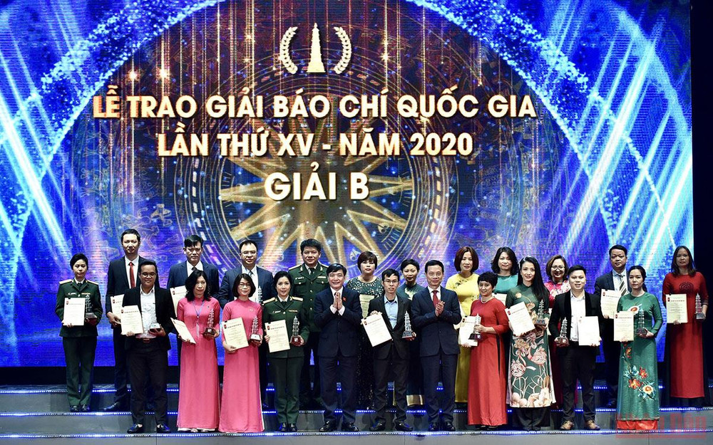 Đại diện các nhóm tác giả được trao Giải B Giải Báo chí quốc gia lần thứ XV - năm 2020. Những hình ảnh từ Lễ trao giải Báo chí Quốc gia lần XV - năm 2020 -0