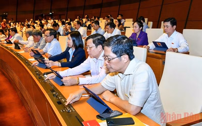 Đại biểu Quốc hội bấm nút biểu quyết thông qua dự án Luật Điện ảnh (sửa đổi), chiều 15/6. (Ảnh: LINH KHOA NGUYÊN)