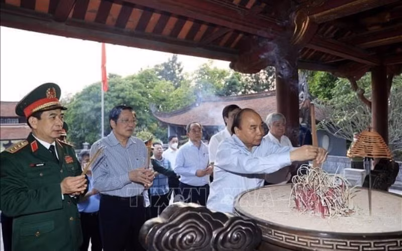 Chủ tịch nước Nguyễn Xuân Phúc dâng hương tại đền thờ Đức Quốc Tổ Lạc Long Quân. (Ảnh: Thống Nhất/TTXVN)