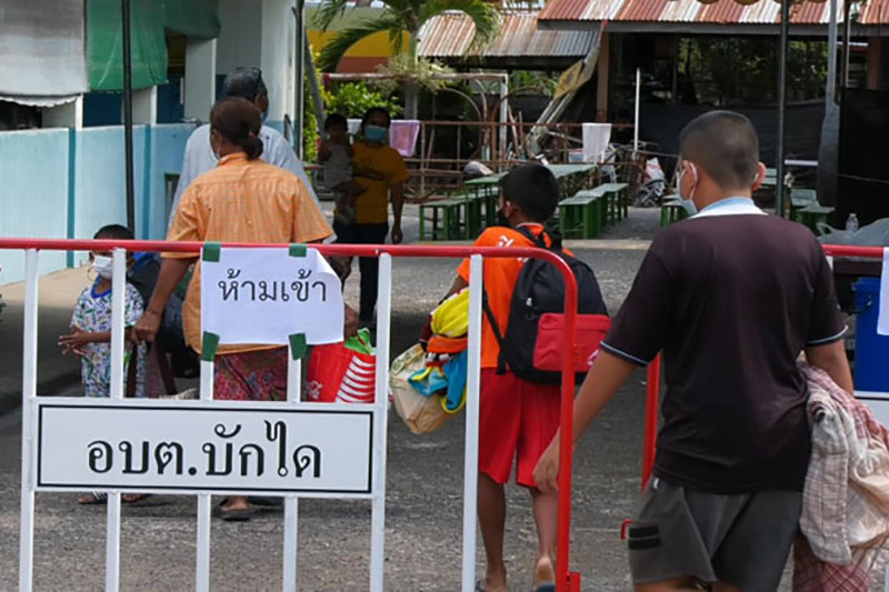 Các em bé nhiễm Covid-19 tại khu cách ly cộng đồng quận Phanom Dong Rak, tỉnh Surin. (Ảnh: Bưu điện Bangkok)