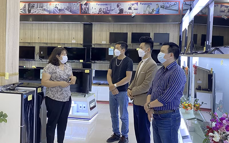 Lãnh đạo phường Tân Thanh (thành phố Điện Biên Phủ, tỉnh Điện Biên) trao đổi với các đảng viên Chi bộ Doanh nghiệp Phương Nam về phương hướng phát triển đảng viên. 
